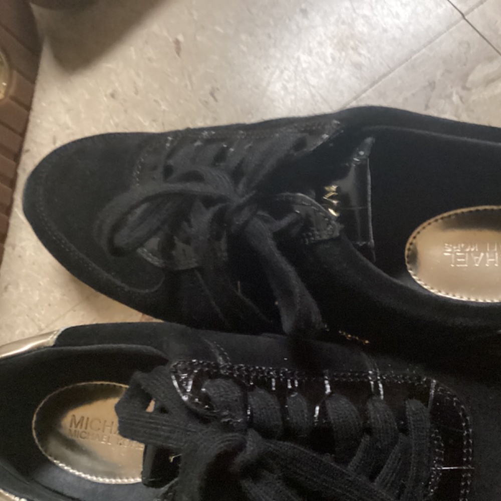 Tennis shoes - Picture 4 of 5